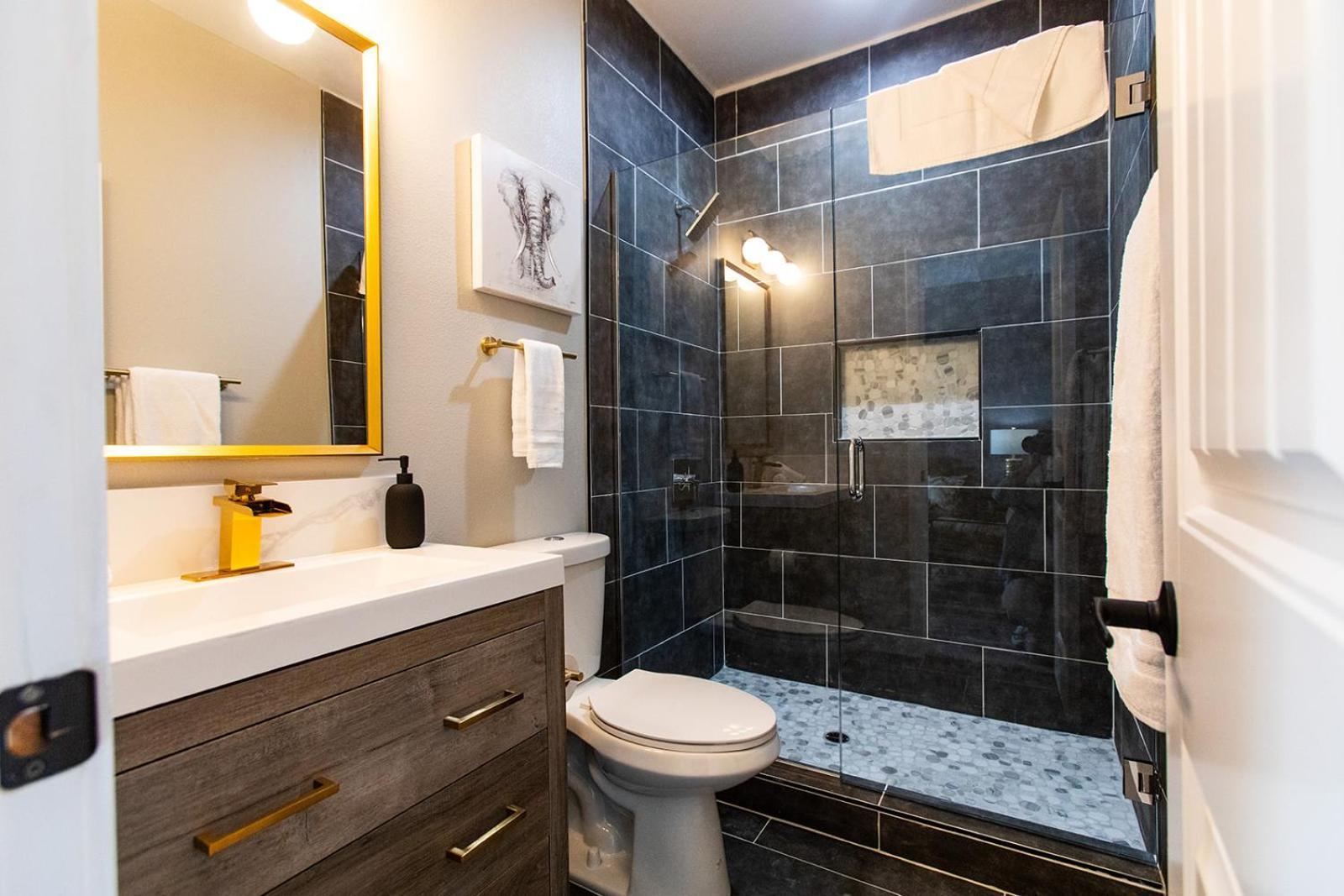 Apartment Walk To Restaurants, Fast Wifi, Ac