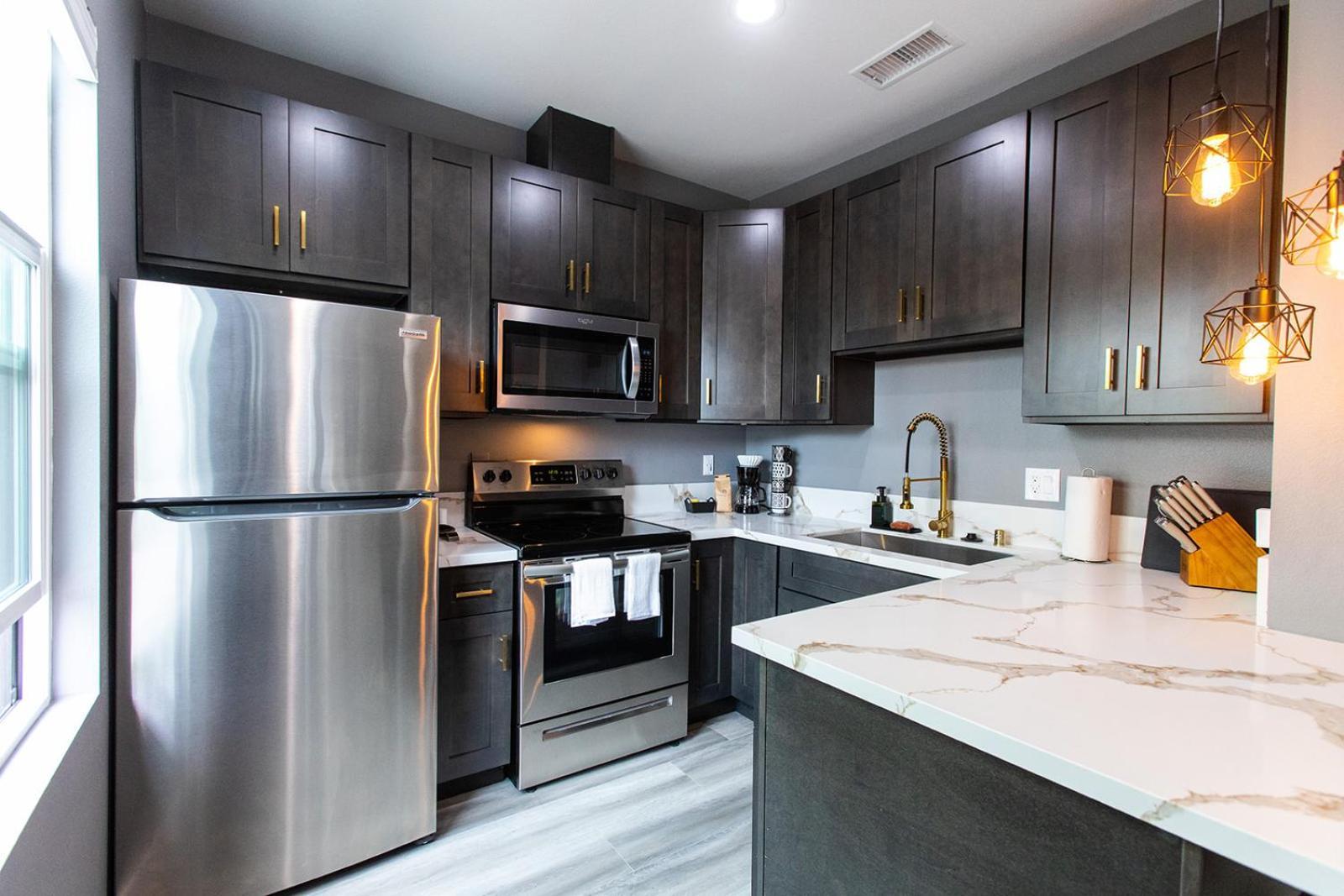 Apartment Walk To Restaurants, Fast Wifi, Ac